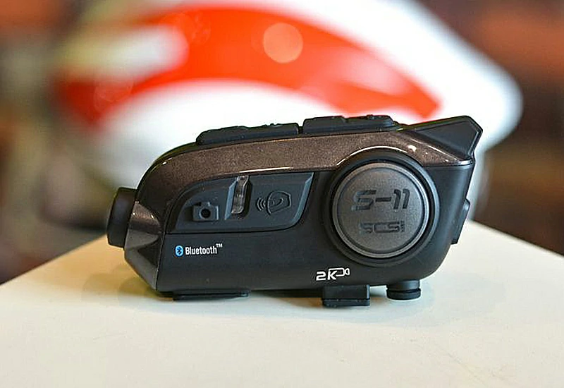 Helmet Bluetooth intercom has fashionable appearance