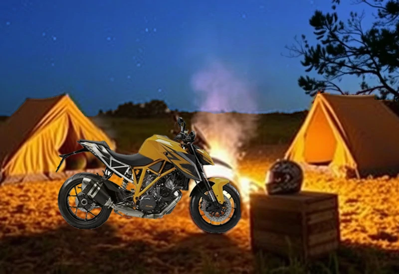 In front of the tent was a motorcycle, and the helmet was placed on a wooden box