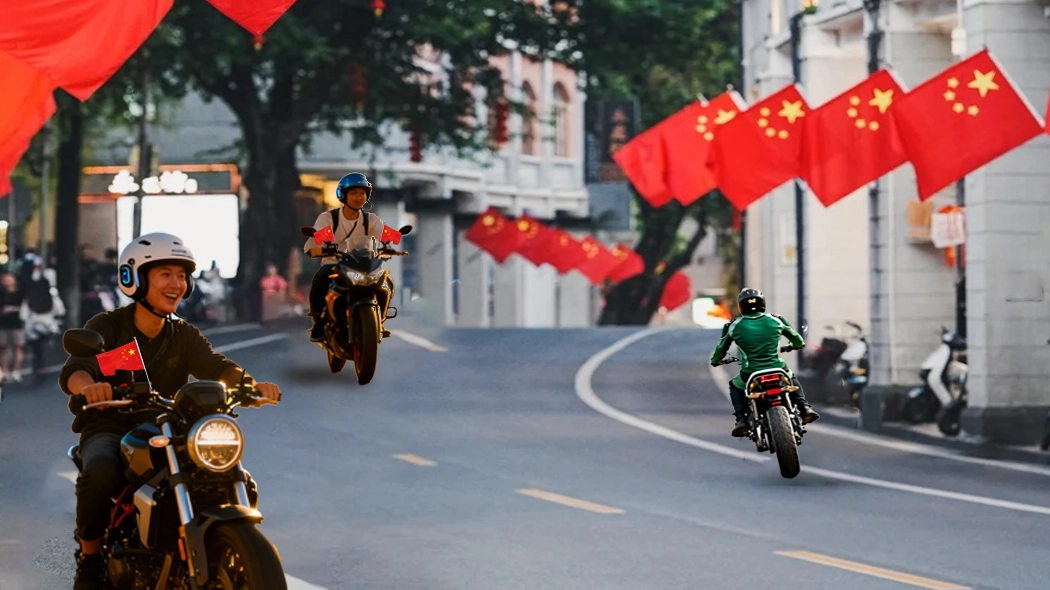 During the National Day holiday, motorcyclists wearing helmets Bluetooth intercoms were seen riding on the streets.